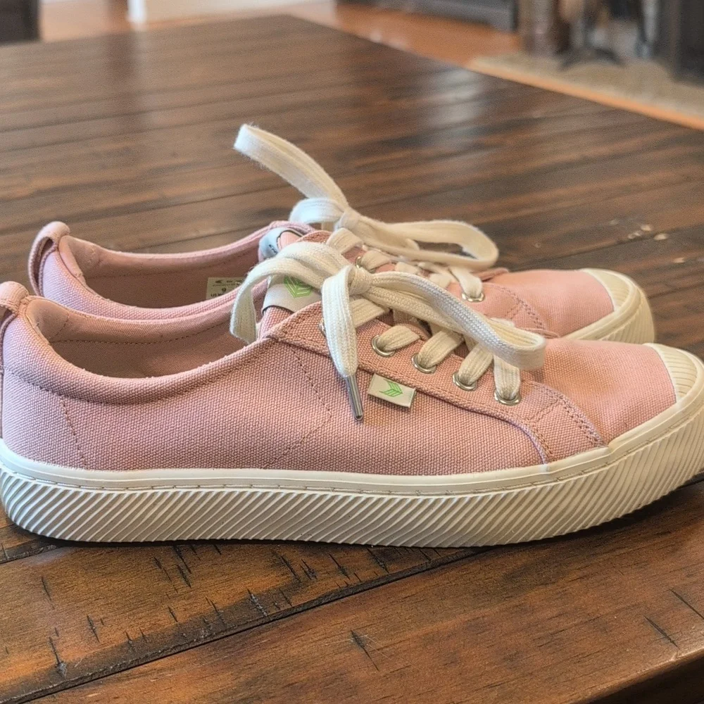 Cariuma OCA Low Sneaker
